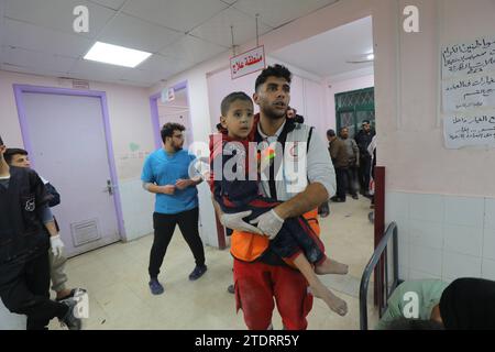 Des Palestiniens blessés dans des frappes aériennes israéliennes sont soignés à l'hôpital médical d'Al-Aqsa les Palestiniens blessés dans des frappes aériennes israéliennes sont soignés à l'hôpital médical d'Al-Aqsa le 19 décembre 2023 à Dair El-Balah, dans la bande de Gaza. Le Royaume-Uni, la France et l’Allemagne sont les derniers pays à appeler Israël à conclure une trêve durable après plus de deux mois de guerre à Gaza, déclenchée par les attaques du Hamas du 7 octobre qui ont fait 1 200 morts et environ 240 prises en otage. Selon les responsables de la santé de Gaza, près de 20 000 Palestiniens ont été tués dans l offensive aérienne et terrestre de représailles d Israël. Banque D'Images