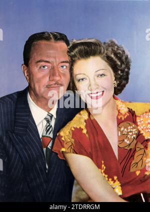 William Powell et Myrna Loy, célébrés pour leurs rôles dans la série de films Thin Man. Ce duo dynamique est devenu synonyme de plaisanterie spirituelle et de chimie à l'écran, captivant le public à travers leurs représentations de Nick et Nora Charles, un couple sophistiqué résolvant des mystères avec un cocktail à la main. Banque D'Images