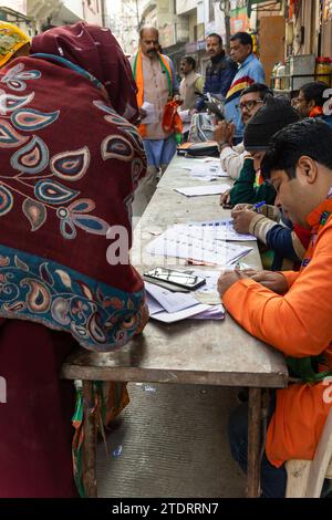 Les gens avec la feuille électorale sur le jour de vote d'élection indienne au matin image est prise au Temple Jagdish udaipur rajasthan inde sur non 25 2023. Banque D'Images