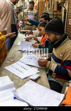 L'image est prise à Jagdish Temple udaipur rajasthan inde sur non 25 2023.People avec feuille électorale sur le jour de vote d'élection indienne le matin Banque D'Images