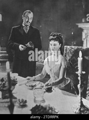 Ralph Richardson et Vivien Leigh jouent dans Anna Karenina (1948), une adaptation cinématographique du roman classique de Léon Tolstoï. Leigh dépeint le personnage titulaire, Anna, une femme tiraillée entre les attentes de la société et une aventure passionnée, tandis que Richardson joue son mari, Alexei Karenin. Leurs performances plongent dans les émotions complexes et les dilemmes moraux des personnages de Tolstoï, apportant profondeur et intensité à cette histoire d'amour tragique qui se déroule dans la Russie du 19e siècle. Banque D'Images