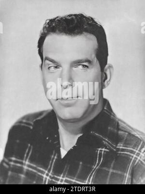 Fred MacMurray, connu pour ses talents d'acteur polyvalent, a joué dans le classique du film noir 'Double Indemnity' (1944) et la comédie 'The Egg and I' (1947). Dans « Double indemnisation », le portrait de MacMurray du vendeur d'assurance rusé et moralement ambigu Walter Neff a montré sa capacité à jouer des personnages complexes, un écart significatif par rapport à ses rôles habituels. "The Egg and I", d'autre part, le présentait comme Bob MacDonald, un citadin qui déménage à la campagne pour fonder une ferme de poulets, soulignant son talent pour la comédie et le charme. Banque D'Images