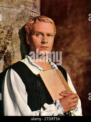 Laurence Olivier (né le 22 mai 1907 - mort le 11 juillet 1989), l'un des acteurs les plus estimés de sa génération, a livré une performance déterminante en tant que prince de Danemark dans Hamlet (1948). Dans cette adaptation de la tragédie classique de Shakespeare, Olivier a non seulement joué dans le rôle principal, mais a également réalisé le film, apportant une interprétation profonde et introspective au personnage. Sa représentation du conflit interne, de l'angoisse existentielle et de l'éloquence de Hamlet a été acclamée par la critique, consolidant sa réputation d'interprète magistral des œuvres de Shakespeare. Banque D'Images