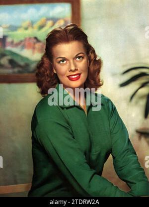 Janis Paige, née le 16 septembre 1922, est devenue une étoile montante dans les années 1940, particulièrement connue pour son rôle dans The Time, The place and the Girl (1946). Sa présence à l'écran vibrante et son talent de chanteuse ont été mis en évidence dans ce film musical, soulignant sa polyvalence et son charisme en tant qu'actrice. Le film, célèbre pour ses numéros musicaux animés et son intrigue engageante, a joué un rôle important dans l'établissement de la carrière de Paige dans l'âge d'or d'Hollywood. Banque D'Images