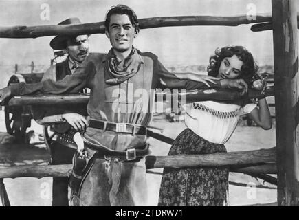 Gregory Peck et Jennifer Jones jouent dans l'épopée Western duel in the Sun (1946). Réalisé par King Vidor, ce film, souvent appelé « Western Gone with the Wind », est connu pour ses histoires dramatiques et son cinéma vif. Jones joue Pearl Chavez, une femme amérindienne ardente, tandis que Peck incarne Lewt McCanles, un personnage charismatique mais troublé. Leur relation intense et tumultueuse à l'écran est au cœur du récit du film, qui explore les thèmes de la passion, des conflits et de la lutte entre le bien et le mal dans l'Ouest américain. Banque D'Images