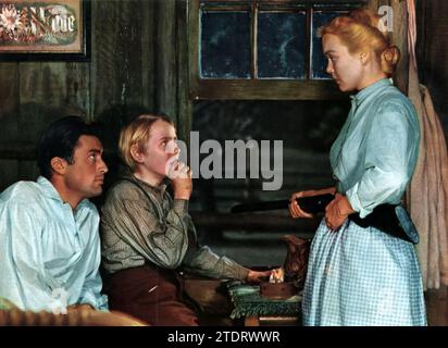 Gregory Peck, Claude Jarman Jr., et Jane Wyman jouent dans le film 'l'Yearling' (1946). Ce drame familial, basé sur le roman de Marjorie Kinnan Rawlings lauréat du prix Pulitzer, se déroule en Floride après la guerre de Sécession. Il raconte l'histoire d'un jeune garçon, joué par Jarman Jr., qui adopte un faon orphelin. Peck et Wyman dépeignent ses parents, luttant pour survivre dans le rude environnement rural. Le film est célébré pour sa représentation touchante de la vie de famille, le lien entre le garçon et son animal de compagnie, et le monde naturel beau mais difficile qu'ils habitent. Banque D'Images