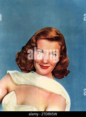 Lois Maxwell (née le 14 février 1927 - décédée le 29 septembre 2007) a atteint la renommée avec sa performance dans 'That Hagen Girll' (1947), où elle a joué le rôle de Julia Kane. Dans ce drame, centré sur la vie et les défis d'une jeune femme nommée Mary Hagen, joué par Shirley Temple, le portrait de Maxwell de Julia Kane ajoute de la profondeur à l'histoire, mettant en valeur ses premières prouesses d'acteur dans un film traitant des thèmes des commérages et des préjugés sociaux. Banque D'Images