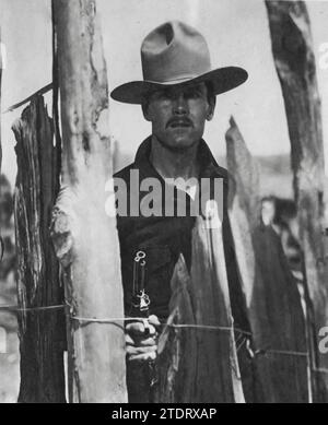 Henry Fonda (né le 16 mai 1905 - mort le 12 août 1982) a livré une performance mémorable dans le classique Western 'My Darling Clementine' (1946). Réalisé par John Ford, le film raconte les événements qui ont précédé la fusillade au O.K. Corral. Le portrait de Wyatt Earp par fonda est connu pour sa profondeur et sa subtilité, contribuant de manière significative au statut du film comme l'un des grands westerns du cinéma américain. Banque D'Images