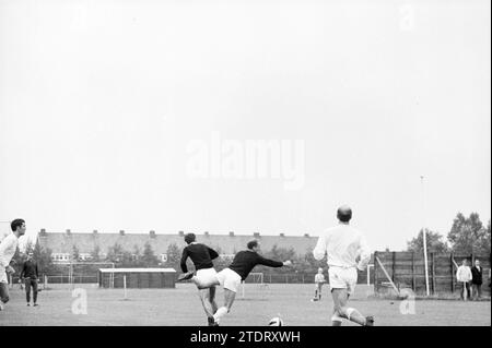 OG - Bloemendaal, Voetbal VV Schoten, onze Gezellen, Renova, 21-09-1969, Whizgle nouvelles du passé, adaptées à l'avenir. Explorez les récits historiques, l'image de l'agence néerlandaise avec une perspective moderne, comblant le fossé entre les événements d'hier et les perspectives de demain. Un voyage intemporel façonnant les histoires qui façonnent notre avenir Banque D'Images