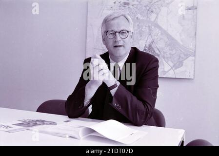 M. Jansen, GEM. Velsen, Velsen, 09-05-1999, Whizgle nouvelles du passé, adaptées à l'avenir. Explorez les récits historiques, l'image de l'agence néerlandaise avec une perspective moderne, comblant le fossé entre les événements d'hier et les perspectives de demain. Un voyage intemporel façonnant les histoires qui façonnent notre avenir Banque D'Images