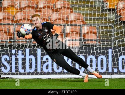 Blackpool, Royaume-Uni. 19 décembre 2023. Mackenzie Chapman #13 de Blackpool se réchauffe avant le match, lors du match de deuxième tour de la coupe FA Emirates Blackpool vs Forest Green Rovers à Bloomfield Road, Blackpool, Royaume-Uni, le 19 décembre 2023 (photo de Cody Froggatt/News Images) à Blackpool, Royaume-Uni le 12/19/2023. (Photo de Cody Froggatt/News Images/Sipa USA) crédit : SIPA USA/Alamy Live News Banque D'Images