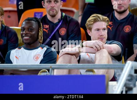 Kevin de Bruyne (à droite) et Jeremy Doku de Manchester City dans les tribunes lors du match de demi-finale de la coupe du monde de la FIFA 2023 Club Arabie Saoudite au King Abdullah Sports City Stadium, Djeddah. Date de la photo : mardi 19 décembre 2023. Banque D'Images