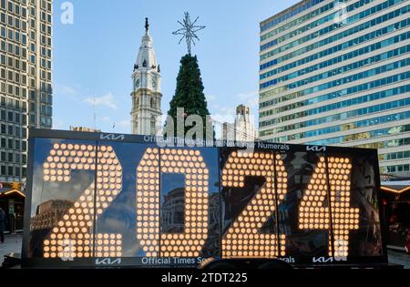 PHILADELPHIE, PA, États-Unis - 18 DÉCEMBRE 2023 : chiffres officiels du nouvel an 2024 de Times Square au Village de Noël à Love Park. Banque D'Images