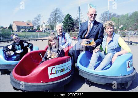 Famille Tour-Ned, Linnaeushof, B'broek, Bennebroek, 25-04-1996, Whizgle nouvelles du passé, adaptées à l'avenir. Explorez les récits historiques, l'image de l'agence néerlandaise avec une perspective moderne, comblant le fossé entre les événements d'hier et les perspectives de demain. Un voyage intemporel façonnant les histoires qui façonnent notre avenir Banque D'Images