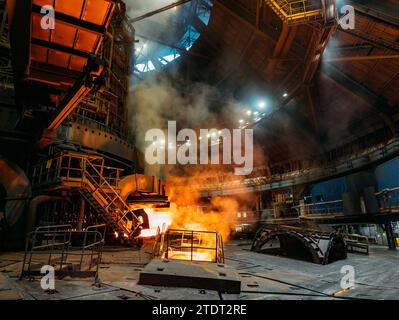 Grand haut fourneau électrique dans l'usine métallurgique. Banque D'Images