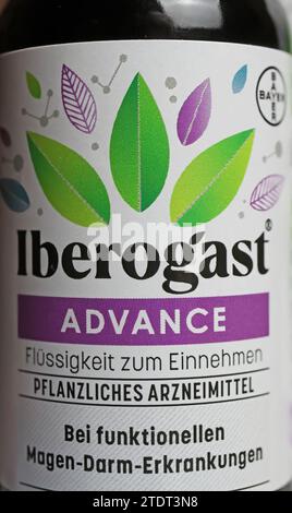 Viersen, Allemagne - juin 9. 2023 : gros plan de bouteille de phytothérapie pour les plaintes gastro-intestinales Iberogast Advance Banque D'Images