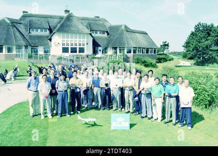 Portrait de groupe des golfeurs du tournoi KLM devant le bâtiment du club Kennemer Golf & Country Club, Zandvoort, 00-00-1997, Whizgle News from the Past, taillé pour l’avenir. Explorez les récits historiques, l'image de l'agence néerlandaise avec une perspective moderne, comblant le fossé entre les événements d'hier et les perspectives de demain. Un voyage intemporel façonnant les histoires qui façonnent notre avenir Banque D'Images