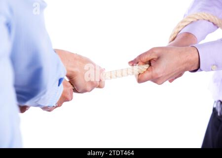 Groupe de femme mains tirant une corde en concurrence avec un homme (selective focus) Banque D'Images