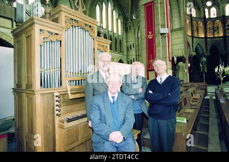 Quatre hommes pour anniversaire à Bavo, H'lem [100 ans de la cathédrale], Haarlem, pays-Bas, 16-04-1998, Whizgle News from the Past, taillé pour l'avenir. Explorez les récits historiques, l'image de l'agence néerlandaise avec une perspective moderne, comblant le fossé entre les événements d'hier et les perspectives de demain. Un voyage intemporel façonnant les histoires qui façonnent notre avenir Banque D'Images