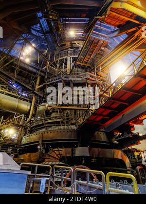 Grand haut fourneau électrique dans l'usine métallurgique. Banque D'Images