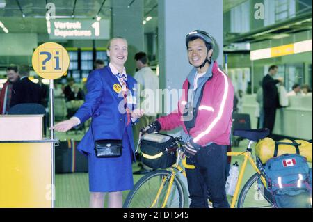 Travailleur de vacances, Jasmijn KLM. Schiphol., 24-06-1996, Whizgle News from the Past, taillé pour l'avenir. Explorez les récits historiques, l'image de l'agence néerlandaise avec une perspective moderne, comblant le fossé entre les événements d'hier et les perspectives de demain. Un voyage intemporel façonnant les histoires qui façonnent notre avenir Banque D'Images