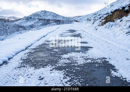 route dans une zone montagneuse après une chute de neige Banque D'Images