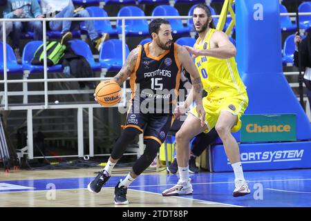 Opava, République tchèque. 19 décembre 2023. L-R Linos Chrysikopoulos (Promitheas) et Adam Pechacek (Opava) en action lors de la Ligue des champions de basket-ball masculin, groupe B, 6e tour, BK Opava vs Promitheas Patras, à Opava, République tchèque, le 19 décembre 2023. Crédit : Petr Sznapka/CTK photo/Alamy Live News Banque D'Images