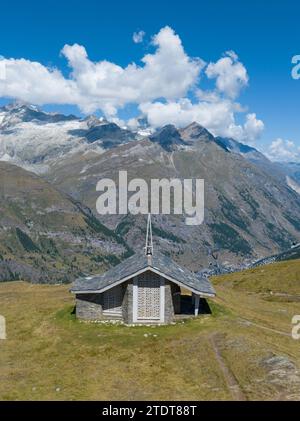 Vue aérienne de la chapelle Riffelberg Bruder Klaus à Zermatt, Suisse Banque D'Images