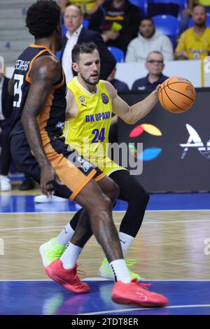 Opava, République tchèque. 19 décembre 2023. G-R de'Shawn Stephens (Promitheas) et Jakub Sirina (Opava) en action lors de la Ligue des champions de basket-ball masculin, groupe B, 6e tour, BK Opava vs Promitheas Patras, à Opava, République tchèque, le 19 décembre 2023. Crédit : Petr Sznapka/CTK photo/Alamy Live News Banque D'Images