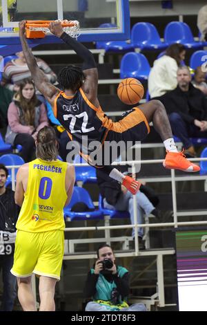 Opava, République tchèque. 19 décembre 2023. Adam Pechacek (Opava) et Chris Coffey (Promitheas) en action lors de la Ligue des champions de basket-ball masculin, groupe B, 6e tour, BK Opava vs Promitheas Patras, à Opava, République tchèque, le 19 décembre 2023. Crédit : Petr Sznapka/CTK photo/Alamy Live News Banque D'Images