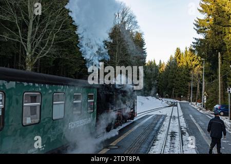 Train à vapeur dans la gare Niederschlag en Saxe en hiver Banque D'Images