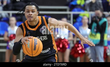 Opava, République tchèque. 19 décembre 2023. Anthony Cowan Jr (Promitheas) en action lors de la Ligue des champions de basket-ball masculin, groupe B, 6e tour, BK Opava vs Promitheas Patras, à Opava, République tchèque, le 19 décembre 2023. Crédit : Petr Sznapka/CTK photo/Alamy Live News Banque D'Images