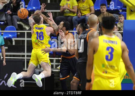 Opava, République tchèque. 19 décembre 2023. Jakub Mokran (Opava) et Linos Chrysikopoulos (Promitheas) en action lors de la Ligue des champions de basket-ball masculin, groupe B, 6e tour, BK Opava vs Promitheas Patras, à Opava, République tchèque, le 19 décembre 2023. Crédit : Petr Sznapka/CTK photo/Alamy Live News Banque D'Images