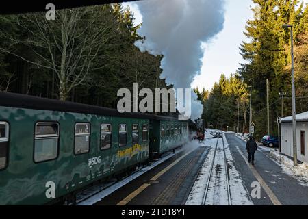 Train à vapeur dans la gare Niederschlag en Saxe en hiver Banque D'Images