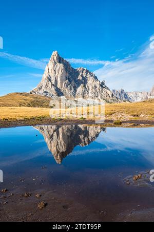 Magnifique vue sur le sommet de la montagne 'Ra Gusela' qui se reflète dans l'eau d'un petit lac près de Passo Giau dans les Dolomites italiennes. Banque D'Images