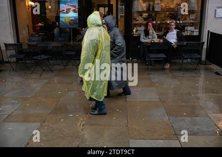 Acheteurs de Noël à Oxford Circus sur une journée d'hiver humide, Londres, Angleterre, Royaume-Uni Banque D'Images