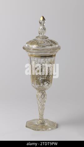 Pot avec couvercle, avec scène de chasse, anonyme, c. 1850 - c. 1875 plat, octogonal, pied facetté. Facette coupée, tribu en forme de balustre. Calice en forme d'entonnoir, arrondi et facetté au fond. Couvercle voûté, facetté avec bord en surplomb et une coupe facette, bouton en forme de balustre, se terminant par un point. Sur le calice, dans le style néo-Louis XV, en or une scène de chasse avec un chasseur avec un canard abattu. Sur le pied et le couvercle un cerf, une cigogne et un chien entourés d'ornement rocaille. Les facettes sur le pied, le tronc et le bouton avec de l'or. Verre Bohemia soufflé / meulage / dorure plat, octogonal, pied facetté. F Banque D'Images