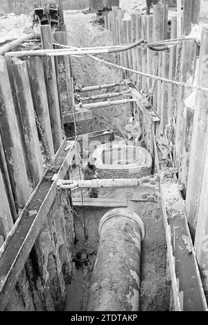 Travaux d'assainissement Parklaan, Works, Haarlem, Parklaan, pays-Bas, 15-12-1965, Whizgle nouvelles du passé, adaptées à l'avenir. Explorez les récits historiques, l'image de l'agence néerlandaise avec une perspective moderne, comblant le fossé entre les événements d'hier et les perspectives de demain. Un voyage intemporel façonnant les histoires qui façonnent notre avenir Banque D'Images