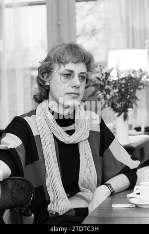 Mme de Boer adjointe NH, exécutif provincial, 28-01-1988, Whizgle News from the Past, taillé pour l'avenir. Explorez les récits historiques, l'image de l'agence néerlandaise avec une perspective moderne, comblant le fossé entre les événements d'hier et les perspectives de demain. Un voyage intemporel façonnant les histoires qui façonnent notre avenir Banque D'Images