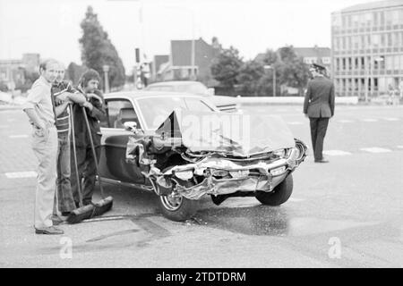 Accident Corner Randweg - Leidsevaart, accidents, collisions, accidents, 04-09-1975, Whizgle nouvelles du passé, adaptées à l'avenir. Explorez les récits historiques, l'image de l'agence néerlandaise avec une perspective moderne, comblant le fossé entre les événements d'hier et les perspectives de demain. Un voyage intemporel façonnant les histoires qui façonnent notre avenir Banque D'Images