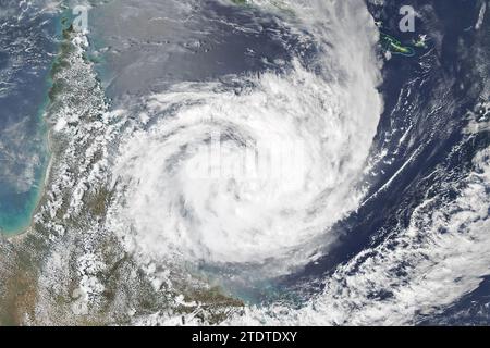 Utah, États-Unis. 12 décembre 2023. La saison des cyclones tropicaux de 2023 dans les océans Atlantique et Pacifique Nord-est vient de prendre fin, mais dans l'hémisphère sud, près de l'Australie, elle vient de commencer. Le premier cyclone tropical de la région de la saison formedÊin est le CoralÊSea dans la première semaine de décembre. TheÊMODIS (Moderate Resolution Imaging Spectroradiometer) sur le satellite Aqua de la NASA a capturé cette image du cyclone tropical Jasper le 12 décembre alors qu'il approchait du nord-est du Queensland. Avec des vitesses de vent maximales de 140 miles par heure, la tempête a subi auparavant une intensification rapide pour atteindre la catégorie- Banque D'Images