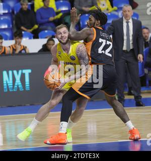 Opava, République tchèque. 19 décembre 2023. Jakub Mokran (Opava) et Chris Coffey (Promitheas) en action lors de la Ligue des champions de basket-ball masculin, groupe B, 6e tour, BK Opava vs Promitheas Patras, à Opava, République tchèque, le 19 décembre 2023. Crédit : Petr Sznapka/CTK photo/Alamy Live News Banque D'Images