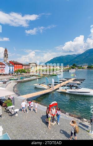 Ascona : Lago Maggiore, port, marina, clocher de l'église Santi Pietro e Paolo à Locarno, Tessin, Suisse Banque D'Images