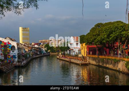 Malacca City, Malaisie - 28 février 2018 : bâtiments sur les rives de la rivière Malacca. Banque D'Images