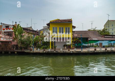 Malacca City, Malaisie - 1 mars 2018 : bâtiments sur la rive de la rivière Malacca. Banque D'Images