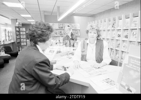 Mme van de Broek D-reizen Californiaplein, Reisbureaux, Haarlem, Californiëplein, pays-Bas, 11-03-1988, Whizgle nouvelles du passé, adaptées à l'avenir. Explorez les récits historiques, l'image de l'agence néerlandaise avec une perspective moderne, comblant le fossé entre les événements d'hier et les perspectives de demain. Un voyage intemporel façonnant les histoires qui façonnent notre avenir Banque D'Images