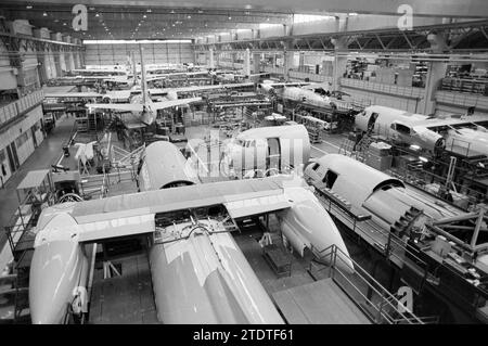 Ligne de production F 100 Fokker, Fokker, 26-02-1988, Whizgle nouvelles du passé, sur mesure pour l'avenir. Explorez les récits historiques, l'image de l'agence néerlandaise avec une perspective moderne, comblant le fossé entre les événements d'hier et les perspectives de demain. Un voyage intemporel façonnant les histoires qui façonnent notre avenir Banque D'Images