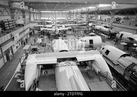 Ligne de production F 100 Fokker, Fokker, 26-02-1988, Whizgle nouvelles du passé, sur mesure pour l'avenir. Explorez les récits historiques, l'image de l'agence néerlandaise avec une perspective moderne, comblant le fossé entre les événements d'hier et les perspectives de demain. Un voyage intemporel façonnant les histoires qui façonnent notre avenir Banque D'Images