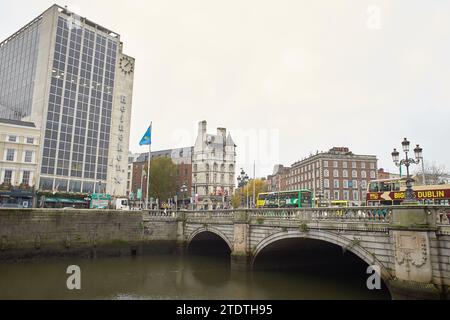 Dublin, Irlande - 11.19.2021 : rues de Dublin avec voitures, piétons et cyclistes. Banque D'Images