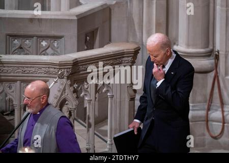 Le président des États-Unis Joe Biden revient à son siège après avoir prononcé une allocution lors des funérailles de Sandra Day O Connor, juge adjointe à la retraite de la Cour suprême, à la cathédrale nationale de Washington à Washington, DC, le mardi 19 décembre 2023. La juge O Connor, originaire de l'Arizona, nommée par le président américain Ronald Reagan, est devenue la première femme à siéger à la plus haute cour des nations, a siégé de 1981 à 2006, et est décédée le 1 décembre 2023 à l'âge de 93 ans. Copyright : xRodxLamkeyx/xCNPx/MediaPunchx Banque D'Images